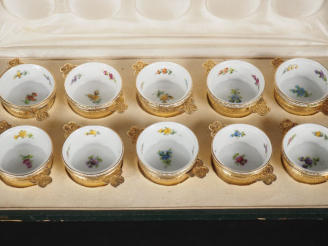 Vente aux enchères Suite de dix petits ramequins à beurre ou à crème en porcelaine polych