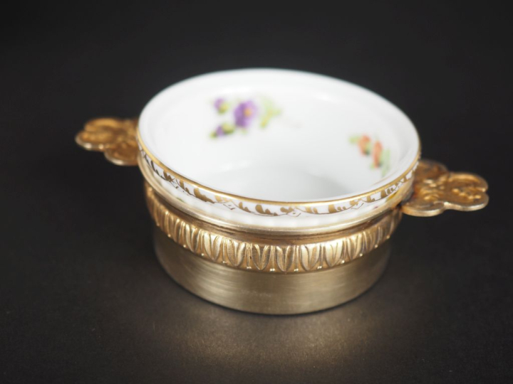 Suite de dix petits ramequins à beurre ou à crème en porcelaine polych