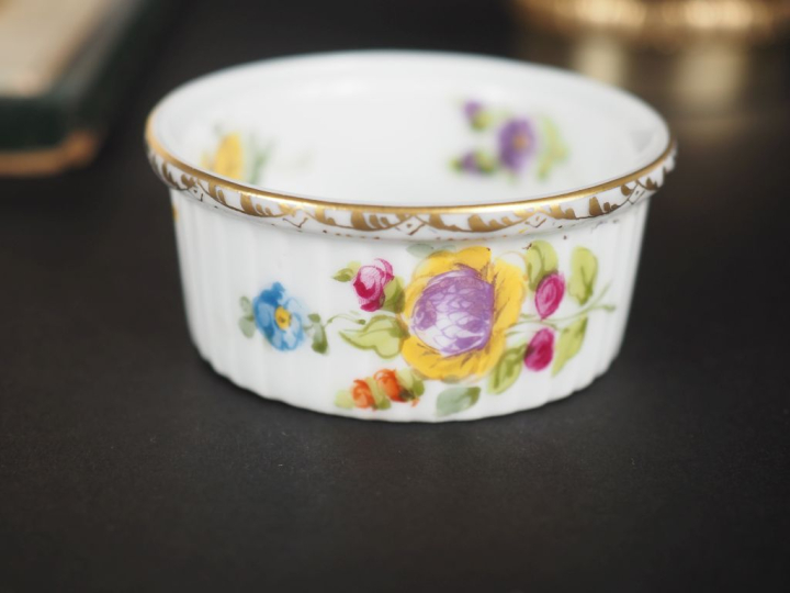 Suite de dix petits ramequins à beurre ou à crème en porcelaine polych