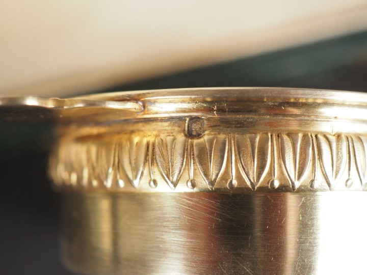 Suite de dix petits ramequins à beurre ou à crème en porcelaine polych