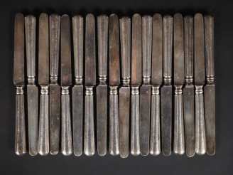 Vente aux enchères Suite de dix-huit couteaux à fruit, lame en argent 925, poinçon Minerv
