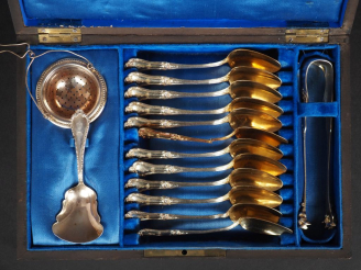 Vente aux enchères Service à thé de style Louis XV en argent et argent doré 925, poinçon 