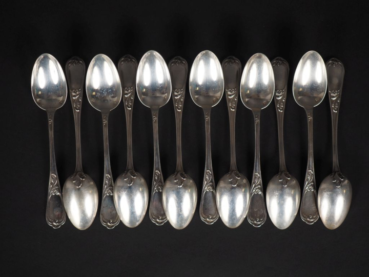 Suite de douze petites cuillères de style Louis XV en argent 925, poin