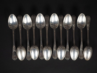Vente aux enchères Suite de douze petites cuillères de style Louis XV en argent 925, poin