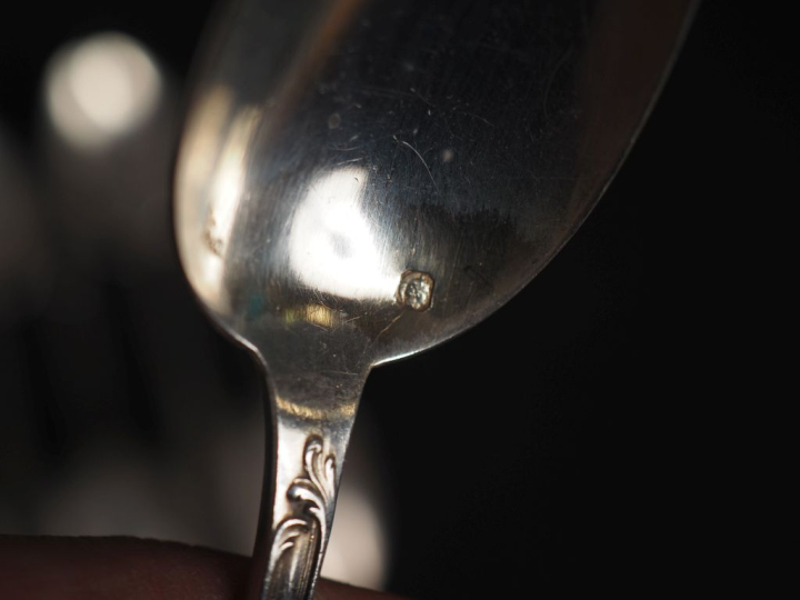 Suite de douze petites cuillères de style Louis XV en argent 925, poin