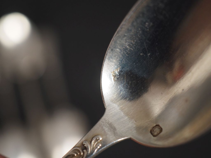 Suite de douze petites cuillères de style Louis XV en argent 925, poin