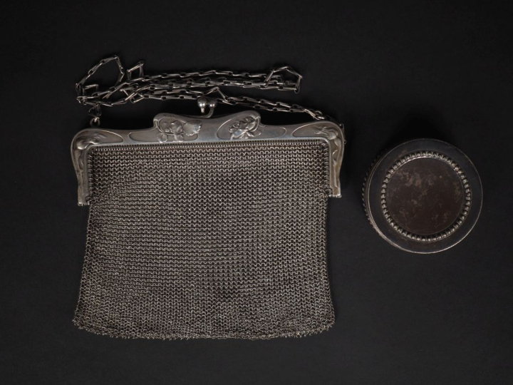 Ensemble comprenant :  - une bourse de style Art Nouveau en argent, à 