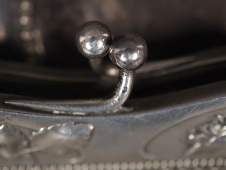 Ensemble comprenant :  - une bourse de style Art Nouveau en argent, à 