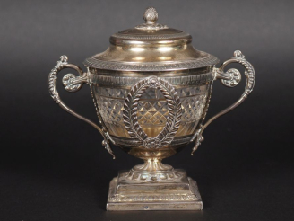 Vente aux enchères Sucrier à anses de style Louis XVI en argent 925, poinçon Minerve, et 