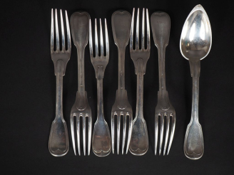 Vente aux enchères Un grand couvert et cinq fourchettes en argent 925, poinçon Minerve, m