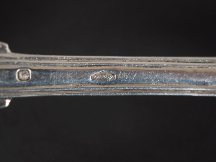 Un grand couvert et cinq fourchettes en argent 925, poinçon Minerve, m