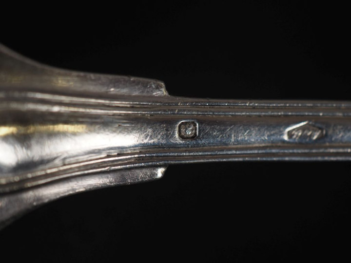 Un grand couvert et cinq fourchettes en argent 925, poinçon Minerve, m