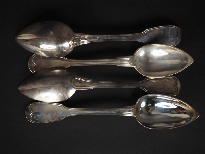 Quatre cuillères en argent 925, poinçon Minerve, modèle à filet.  Poid