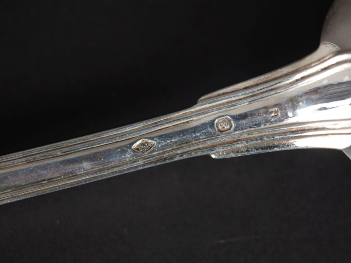Quatre cuillères en argent 925, poinçon Minerve, modèle à filet.  Poid