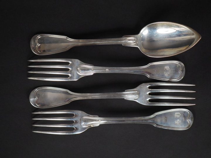 Ensemble comprenant un grand couvert et deux grandes fourchettes en ar