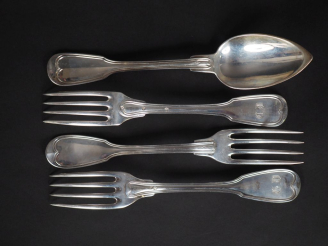 Vente aux enchères Ensemble comprenant un grand couvert et deux grandes fourchettes en ar