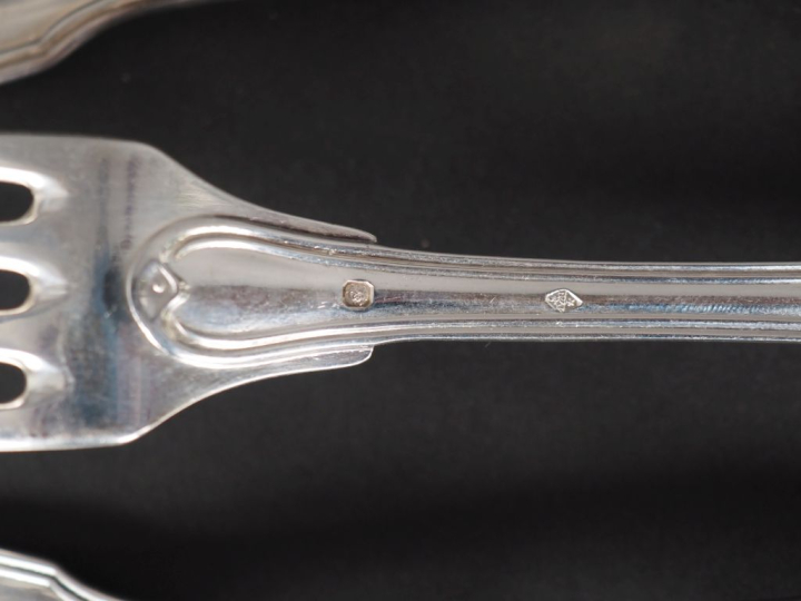 Ensemble comprenant un grand couvert et deux grandes fourchettes en ar