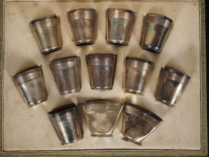 Suite de douze verres à liqueur de style Louis XVI en argent 925, poin