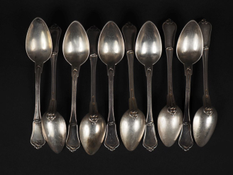 Vente aux enchères Suite de dix petites cuillères de style Louis XV en argent 925, poinço