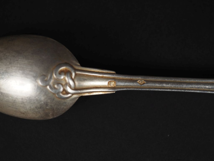 Suite de dix petites cuillères de style Louis XV en argent 925, poinço