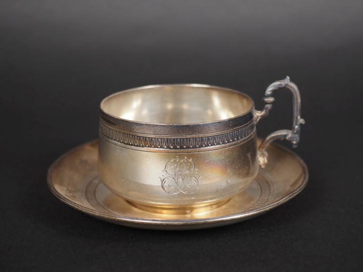 Ensemble comprenant :  - une tasse et sa sous-tasse de style Louis XVI