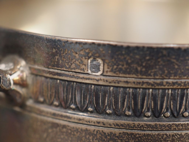 Ensemble comprenant :  - une tasse et sa sous-tasse de style Louis XVI