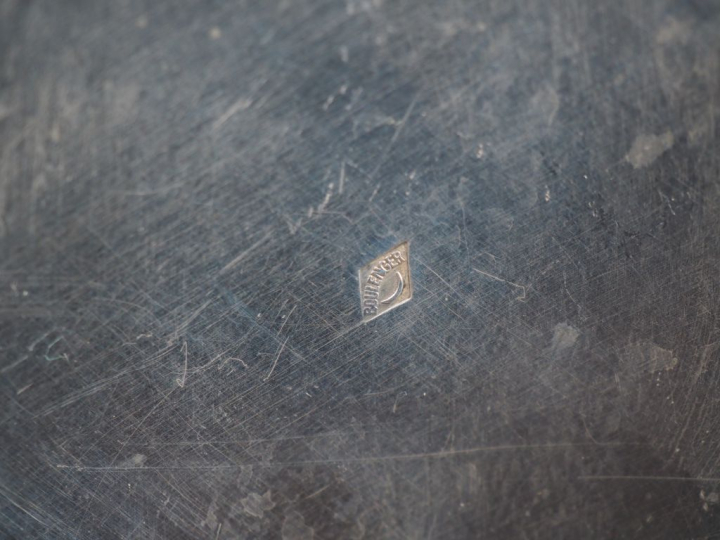 Ensemble comprenant :  - une tasse et sa sous-tasse de style Louis XVI