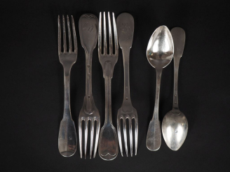 Vente aux enchères Ensemble comprenant :  - quatre différentes fourchettes en argent, poi