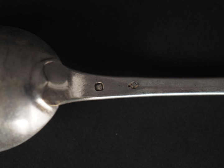 Ensemble comprenant :  - quatre différentes fourchettes en argent, poi