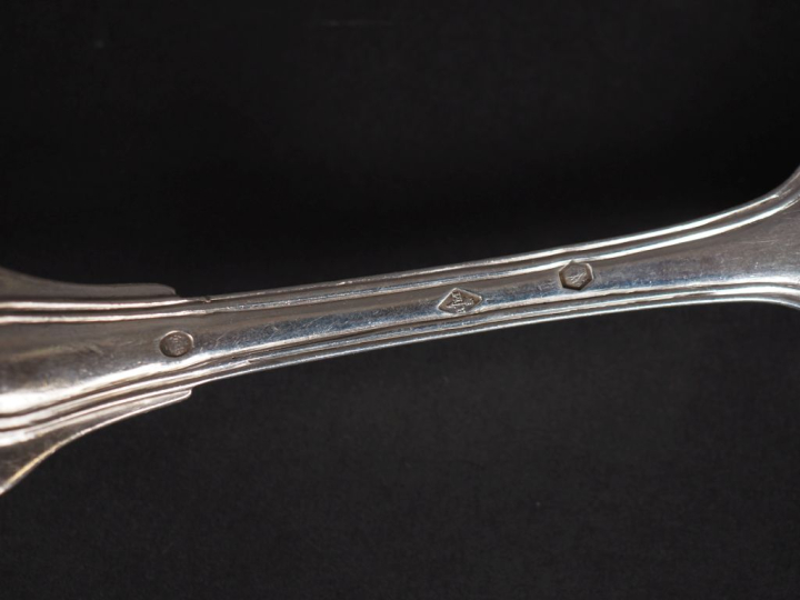 Ensemble comprenant :  - quatre différentes fourchettes en argent, poi