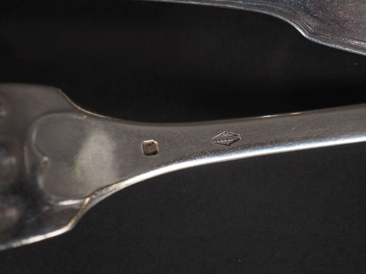 Ensemble comprenant :  - quatre différentes fourchettes en argent, poi