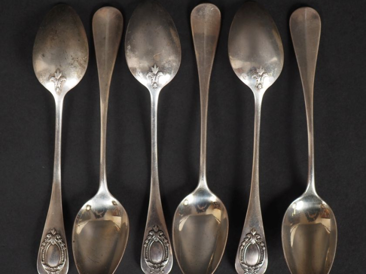 Suite de six petites cuillères de style Louis XVI en argent 925, poinç