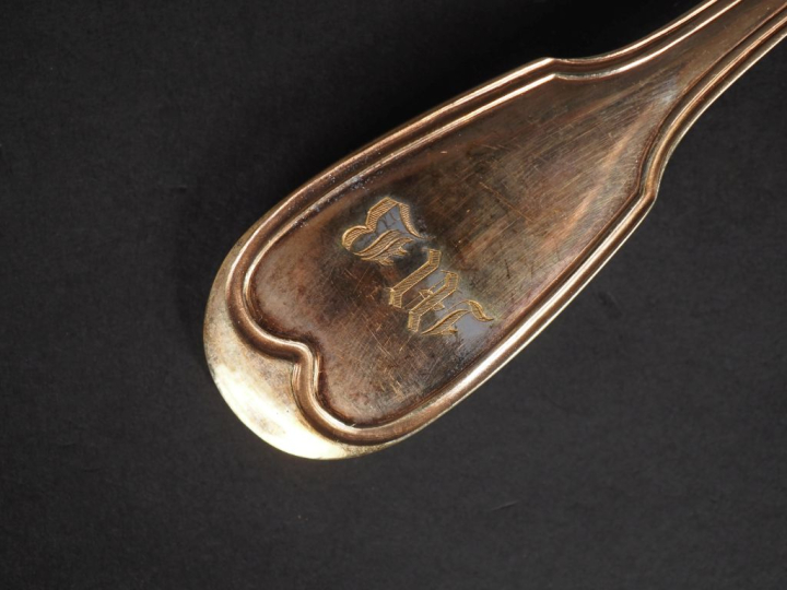 Grande cuillère en argent doré 925, poinçon Minerve, modèle à filet.  