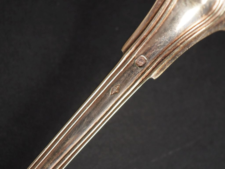 Grande cuillère en argent doré 925, poinçon Minerve, modèle à filet.  