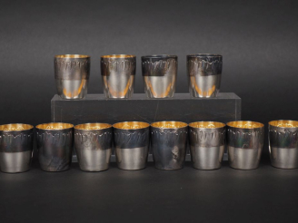 Vente aux enchères Suite de douze verres à liqueur de style Louis XV en argent 925 et ver