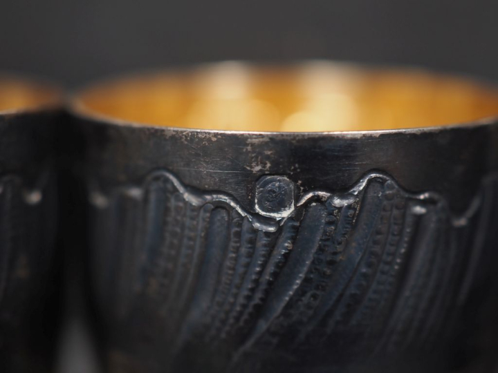 Suite de douze verres à liqueur de style Louis XV en argent 925 et ver