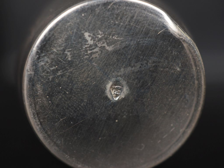 Suite de douze verres à liqueur de style Louis XV en argent 925 et ver