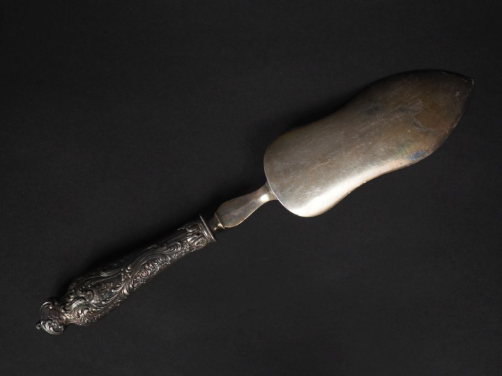 Pelle à servir le poisson de style Louis XV en argent et argent doré 9