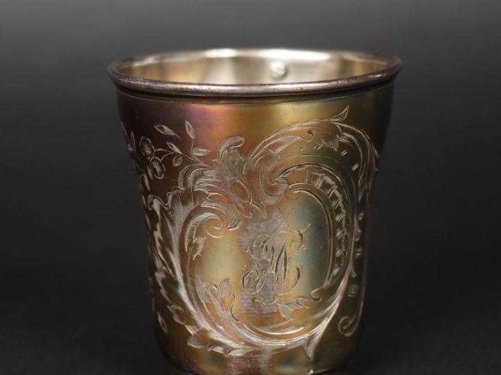 Timbale de style Louis XV en argent 925, poinçon Minerve, à décor de c