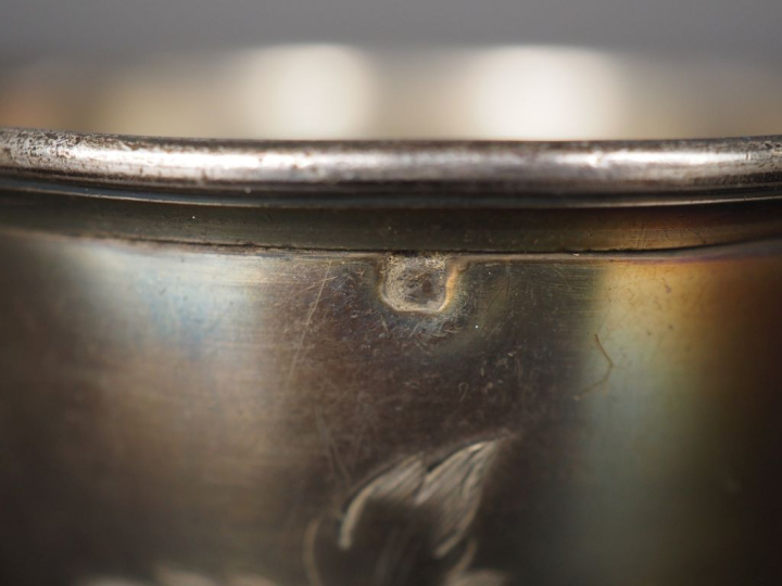 Timbale de style Louis XV en argent 925, poinçon Minerve, à décor de c