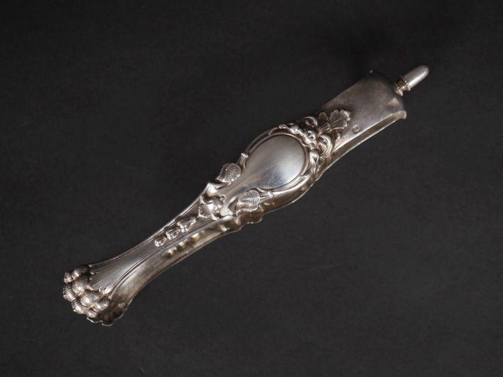 Pince  sucre de style Louis XV en argent 925, poinçon Minerve, à décor