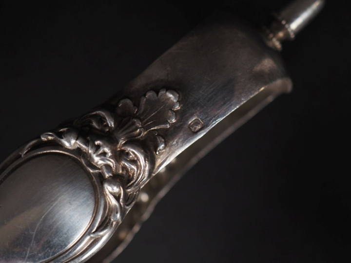 Pince  sucre de style Louis XV en argent 925, poinçon Minerve, à décor