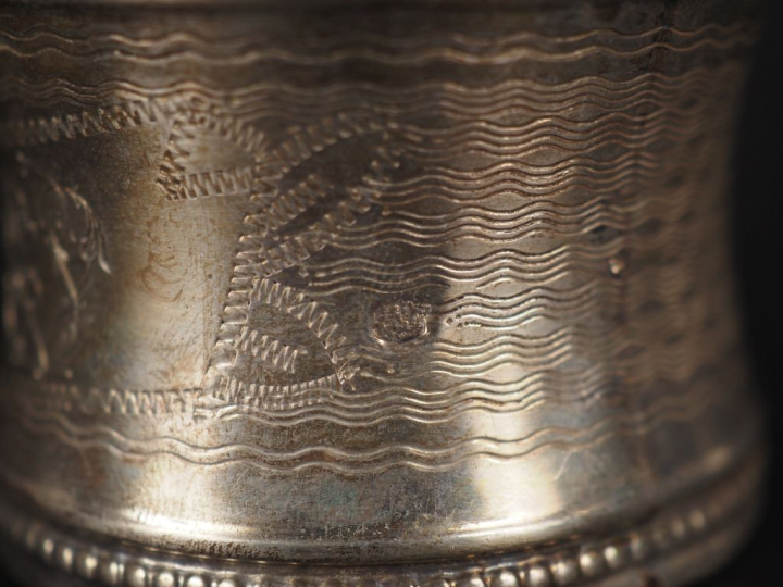 Rond de serviette en argent 925, à décor de cartouche monogrammé sur f