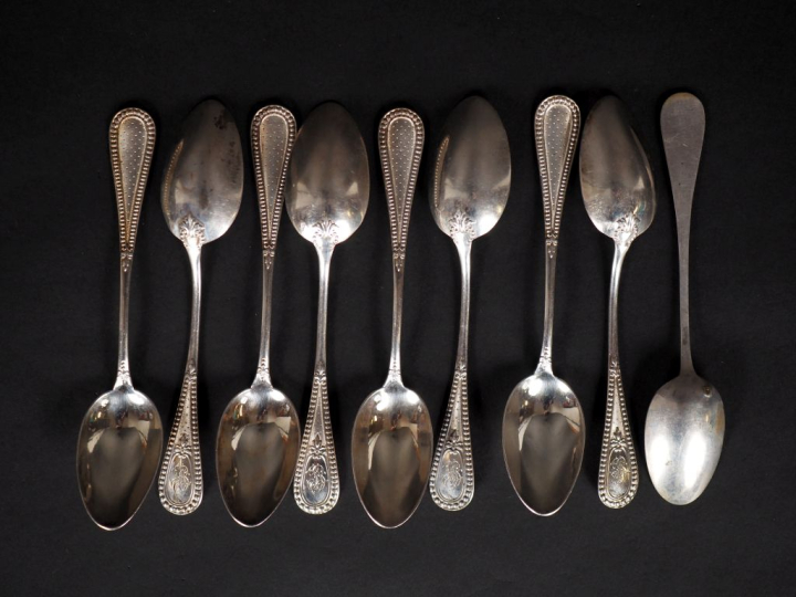 Suite de neuf petites cuillères de style Louis XVI en argent 925, poin