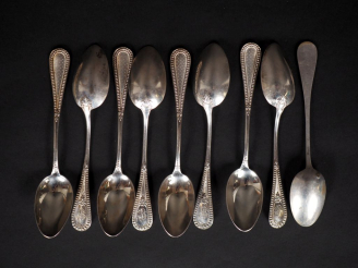 Vente aux enchères Suite de neuf petites cuillères de style Louis XVI en argent 925, poin
