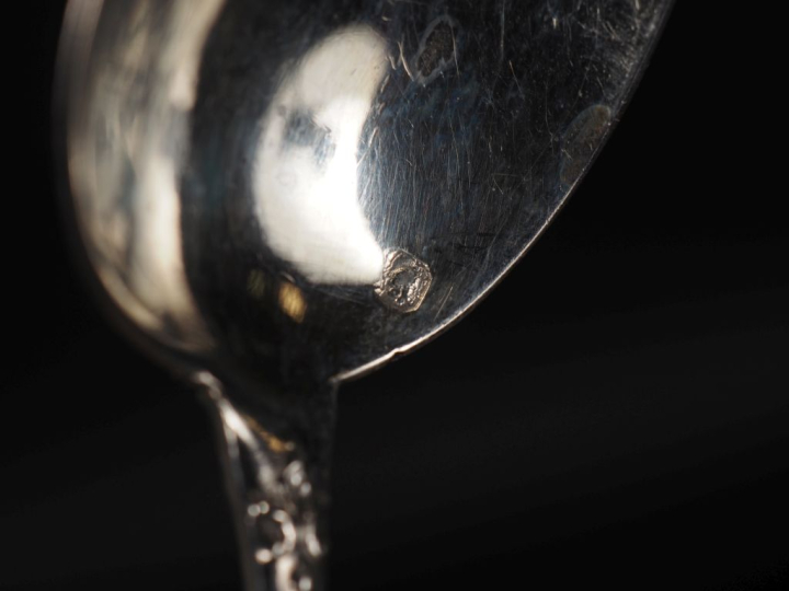 Suite de neuf petites cuillères de style Louis XVI en argent 925, poin
