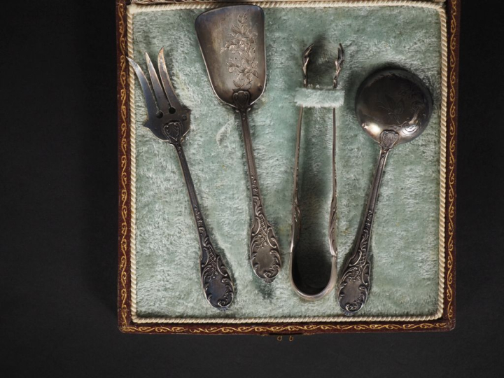 Nécessaire à douceurs quatre pièces de style Louis XV en argent 925, p