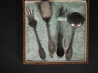 Vente aux enchères Nécessaire à douceurs quatre pièces de style Louis XV en argent 925, p