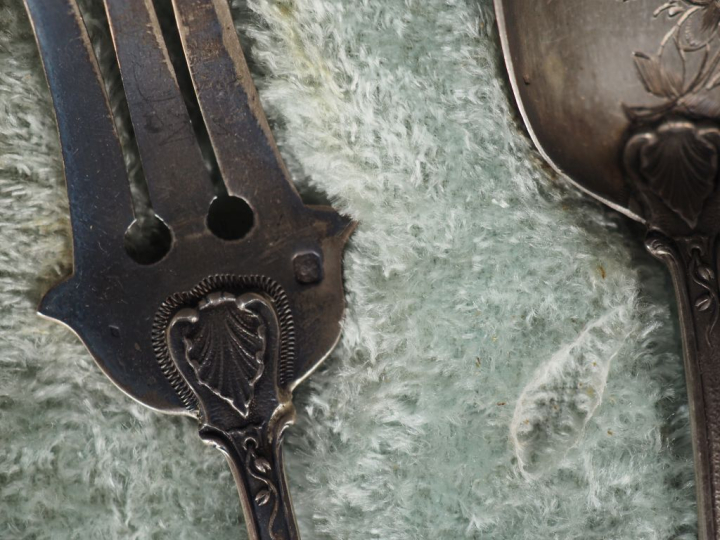 Nécessaire à douceurs quatre pièces de style Louis XV en argent 925, p