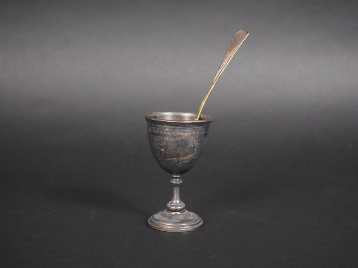 Coquetier et sa cuillère de style Louis XVI en argent 925, poinçon Min